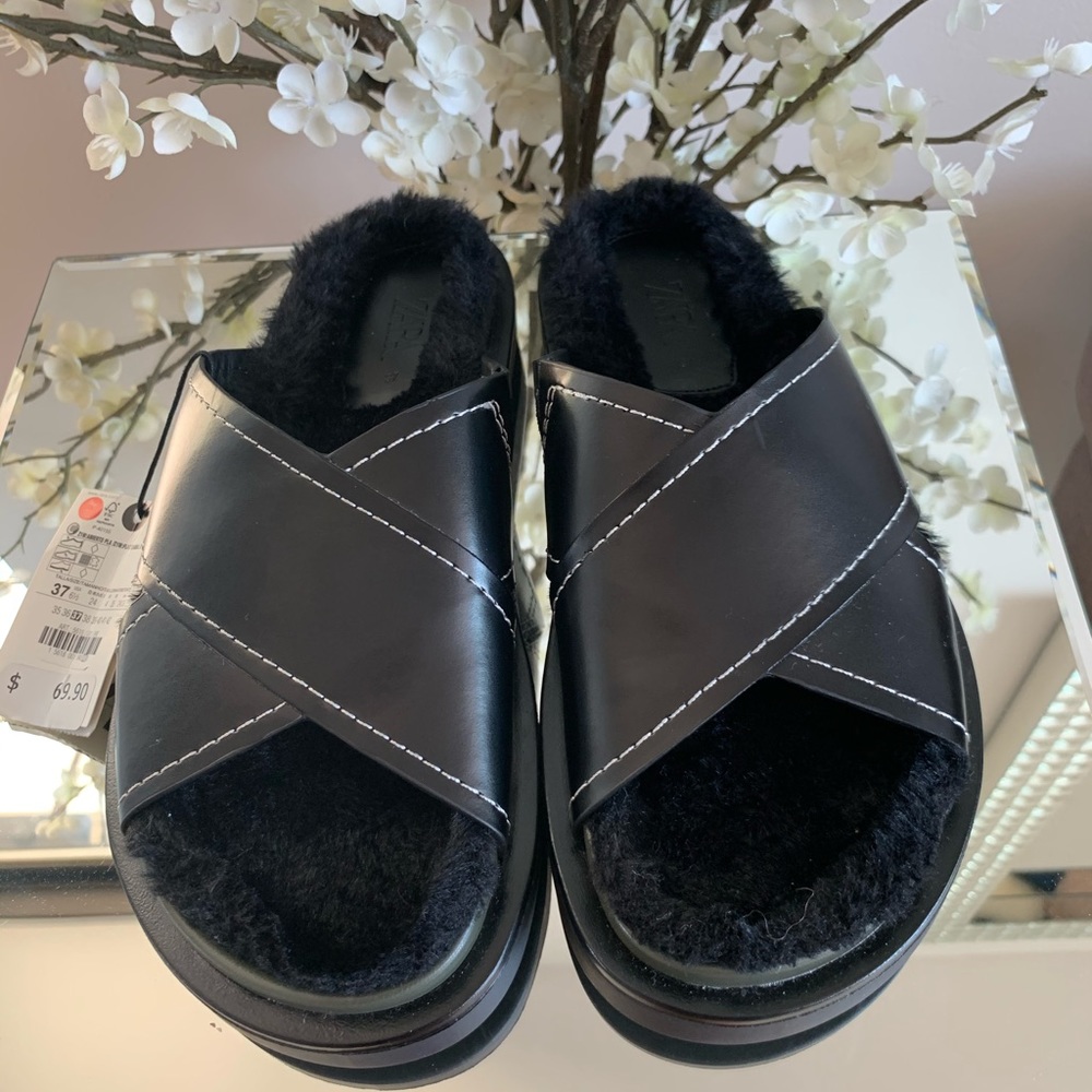 🔥🔥Brand New Zara Slide w/Faux Fur 🥰🥰